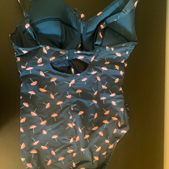 NipTuck - One piece swimsuit - Picture 2 of 4